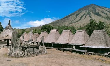 labuan bajo waerebo trekking