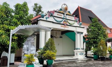 A traditional Javanese palace entrance in Yogyakarta showcasing intricate architecture, guardian statues, and cultural heritage, representing the elegance of Yogyakarta culture.